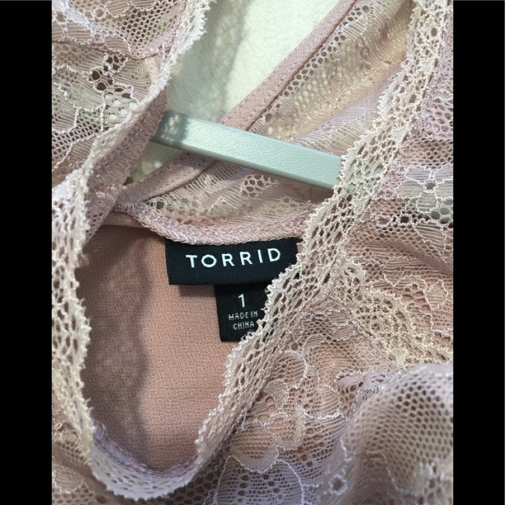 9.TORRID TAUPE CREPE AND LACE SHARKBITE TOP - Picture 11 of 16